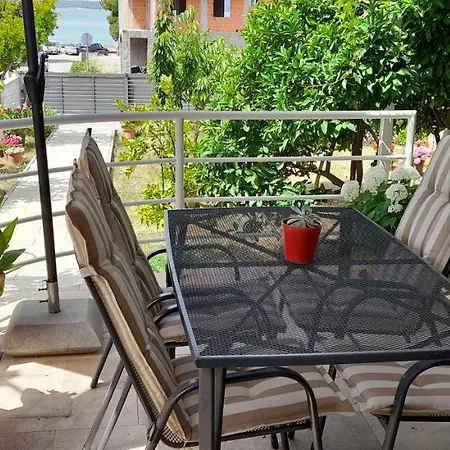 Garden Apartment Apartment