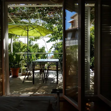 Garden Apartment Apartment *